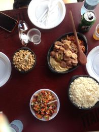 Linguiças, feijão verde, arroz, farofa e vinagrete